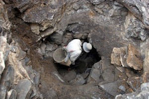 Legenda Naga Seorang-penduduk-di-lokasi-gua-tempat-penggalian-fosil-di-yunan
